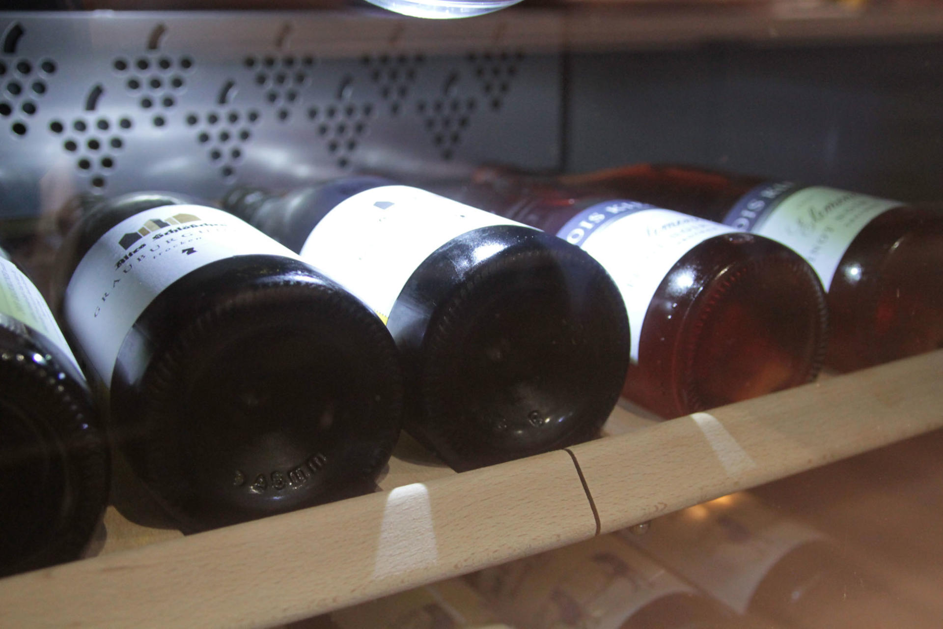 Weinflaschen im Kühler bei Christa Schilbock